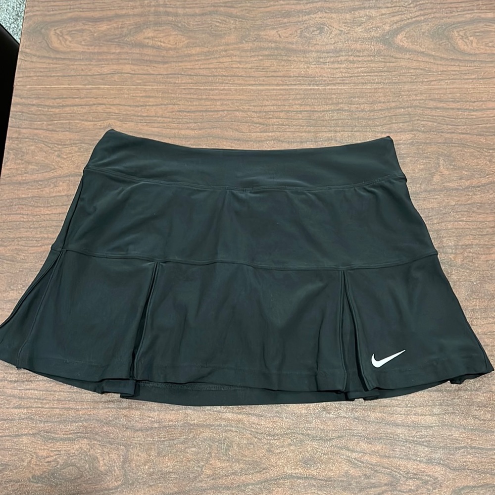 Women’s Medium Nike Dri-Fit Tennis Skort!